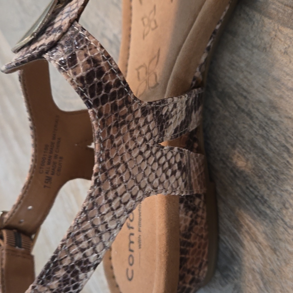 Comfortiva Snakeskin Print Sandal With Gold Front T-Strap Size 7.5 - Picture 3 of 7